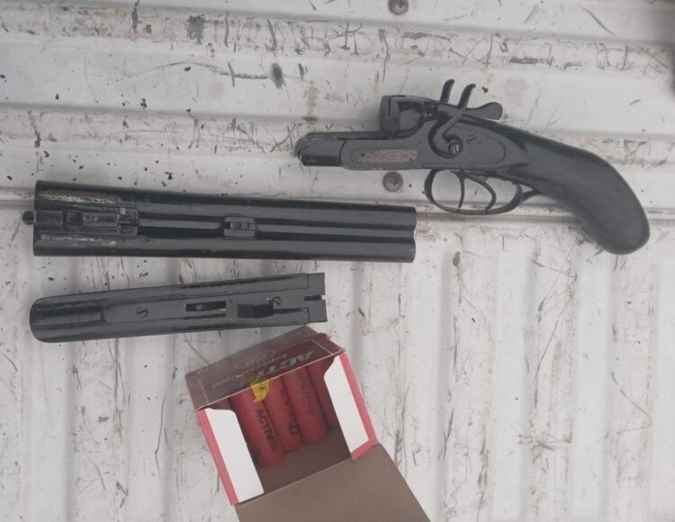 Detuvieron al presunto autor de una balacera y secuestraron un arma El arma secuestrada durante el operativo realizado en barrio Avellaneda.