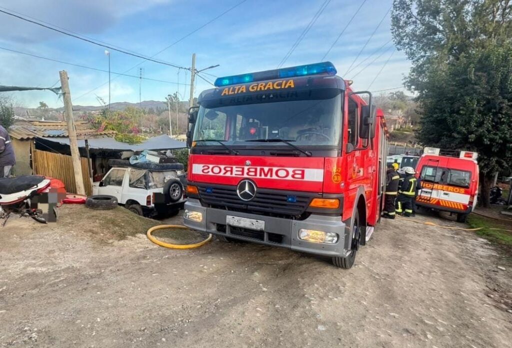 Un joven de 19 años murió tras el incendio de una vivienda en Alta Gracia Bomberos extinguieron el fuego y hallaron el cuerpo de la víctima en el interior de la casa.
