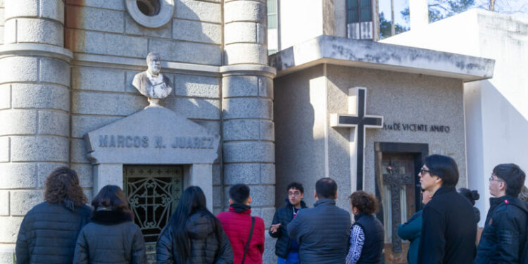 Visitas guiadas en el Cementerio San Jerónimo para conocer su valor histórico y arquitectónico.