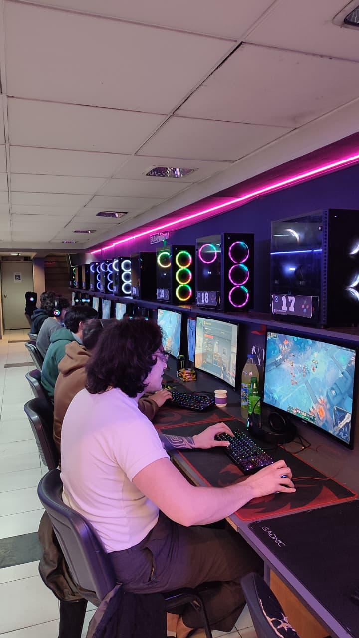 Los últimos cybers de Córdoba: adaptarse o desaparecer Cyber Fox e-Sports en la actualidad, en Avenida Colón 251.