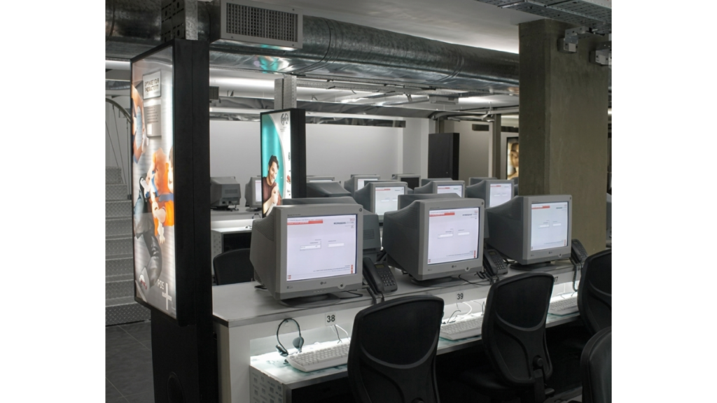Los últimos cybers de Córdoba: adaptarse o desaparecer Empire Tech en 2005 (Av. Vélez Sarsfield al 100)