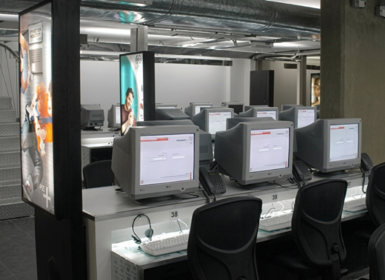 Los últimos cybers de Córdoba: adaptarse o desaparecer Empire Tech en 2005 (Av. Vélez Sarsfield al 100)
