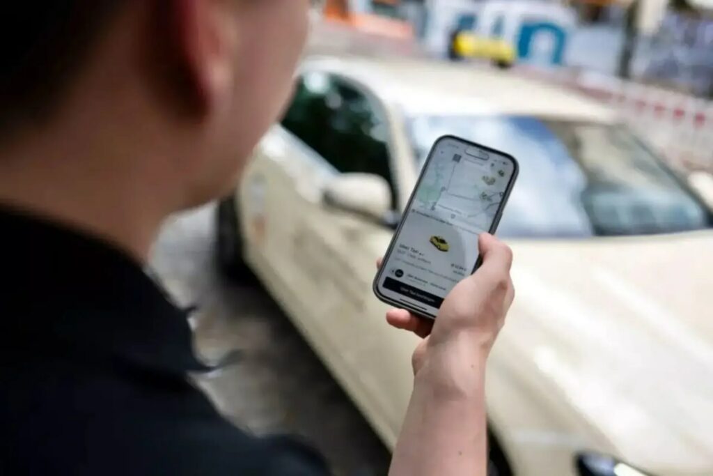 Proponen exigir autorización para el traslado de menores en taxis y plataformas