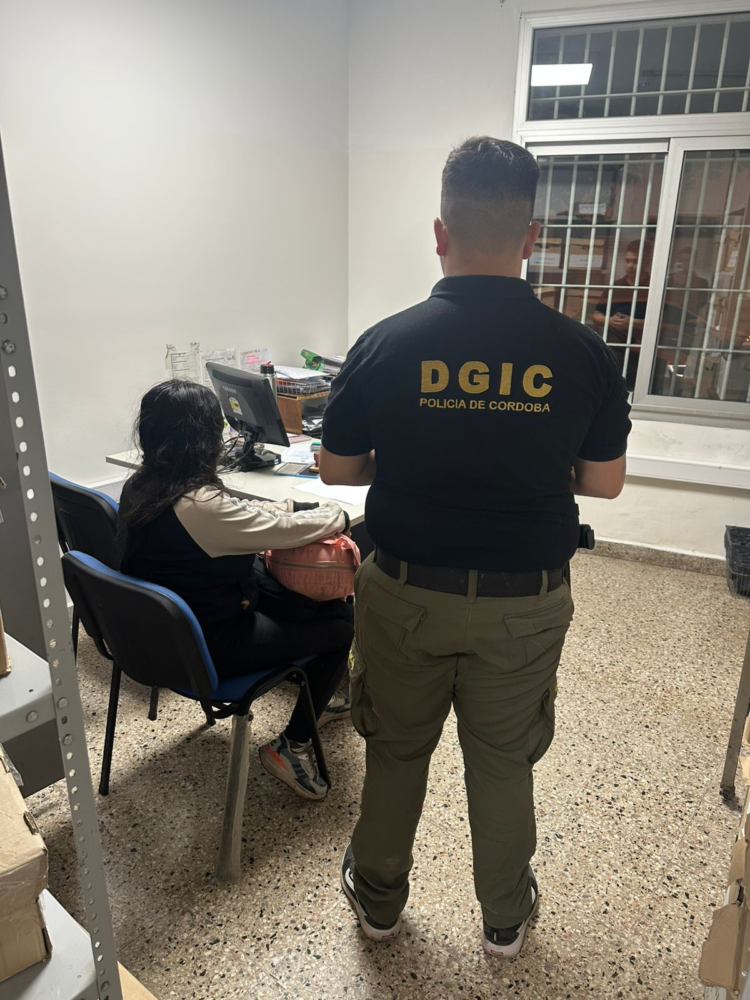 Encontraron sana y salva a la joven de barrio General Savio que era buscada en Córdoba La joven de 19 años, oriunda de barrio General Savio, fue encontrada en inmediaciones de la Terminal de Ómnibus de Córdoba tras un operativo de búsqueda desplegado por la Policía de Córdoba.