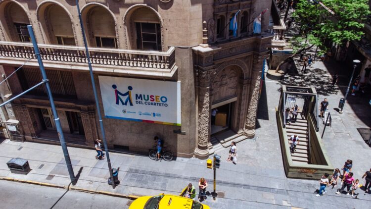 El llamado está estructurado en cuatro categorías artísticas, diseñadas para abarcar diferentes lenguajes visuales y expresiones creativas.