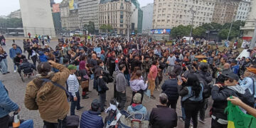 Miles de fanáticos homenajearon al Indio Solari con un banderazo en el Obelisco Fanáticos del Indio Solari convocaron a un banderazo en el Obelisco.