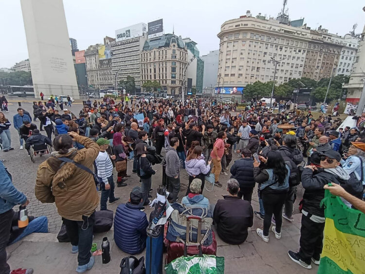 Miles de fanáticos homenajearon al Indio Solari con un banderazo en el Obelisco Fanáticos del Indio Solari convocaron a un banderazo en el Obelisco.