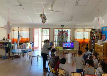 Aunque la sala de 5 ya está casi universalizada, solo el 58% de los niños y niñas de 3 años asiste al sistema educativo formal en Argentina.