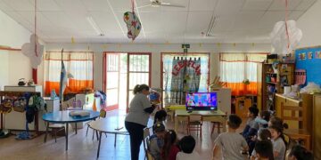 Aunque la sala de 5 ya está casi universalizada, solo el 58% de los niños y niñas de 3 años asiste al sistema educativo formal en Argentina.