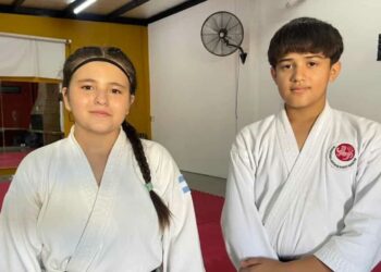 Dos adolescentes karatecas buscan ayuda para representar al país en México