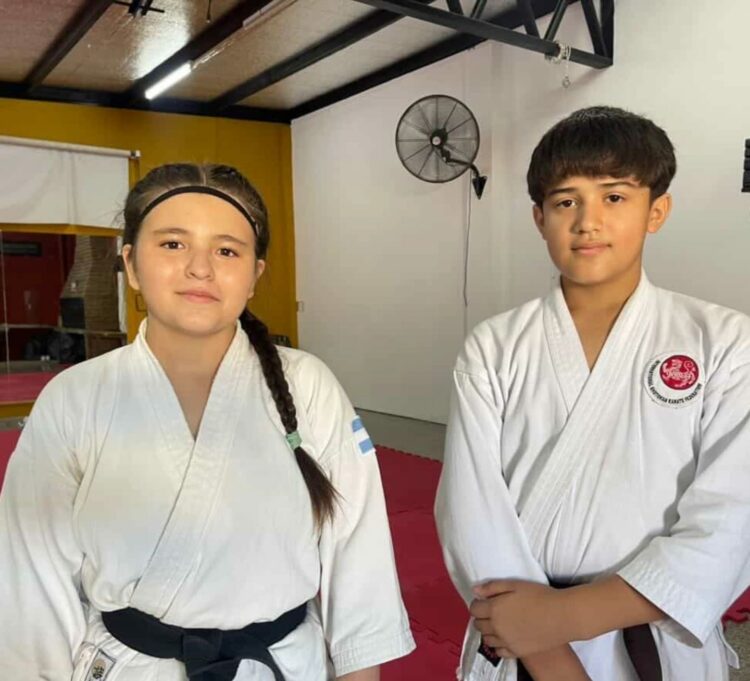 Dos adolescentes karatecas buscan ayuda para representar al país en México