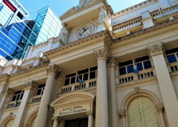 El Banco Central flexibilizó las normas y habilitó créditos en dólares