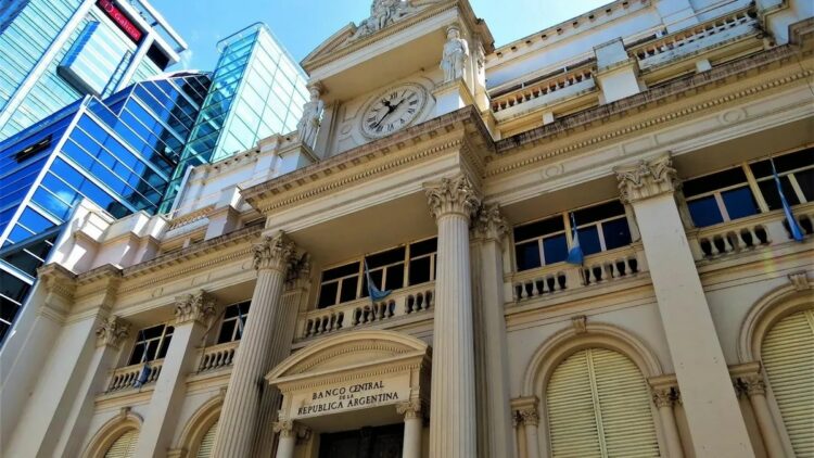 El Banco Central flexibilizó las normas y habilitó créditos en dólares El Banco Central oficializó una flexibilización de las normas crediticias que permitirá a las entidades financieras otorgar préstamos en dólares a empresas sin ingresos en esa moneda, siempre que cuenten con activos que respalden la operación.