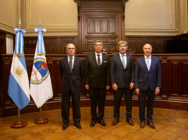 El Gobierno oficializó la flexibilización del trámite para designar jueces de la Corte Suprema Juan Bautista Mahiques con los jueces de la Corte Suprema de Justicia de la Nación: Horacio Rosatti, Carlos Rosenkrantz y Ricardo Lorenzetti.