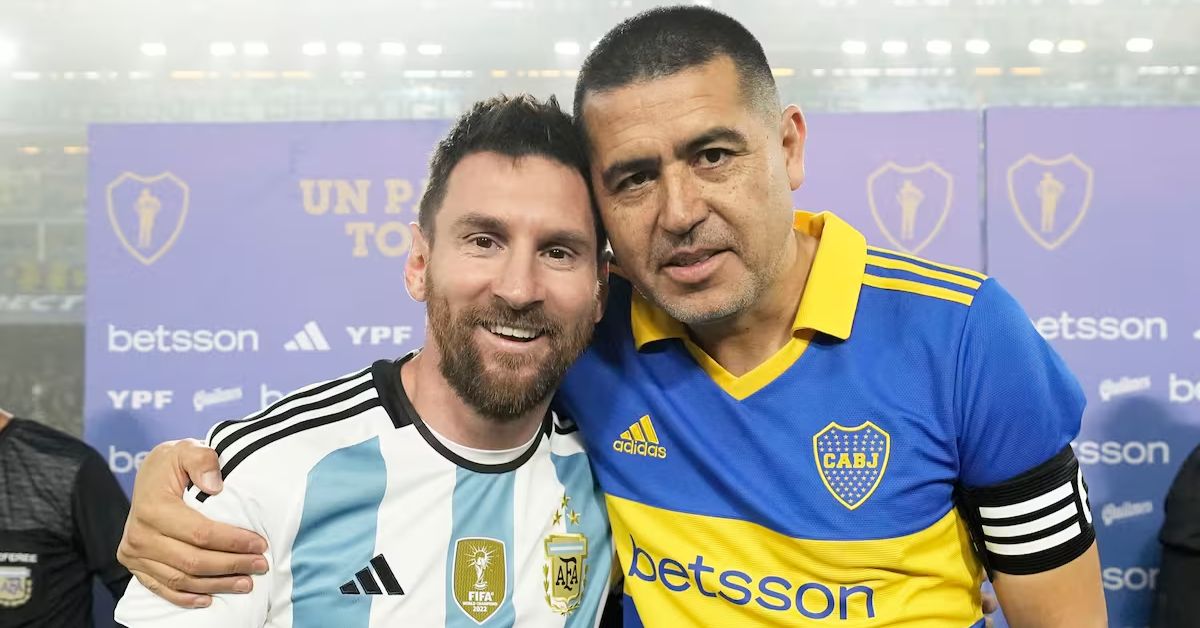 Messi, el hombre que hizo feliz al mundo Lionel Messi y Juan Román Riquelme en la Bombonera.
