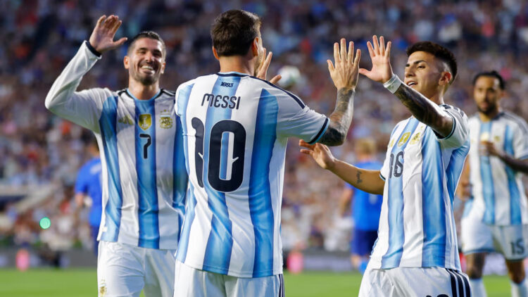 Scaloni confirmó el equipo para el debut ante Argelia: Messi y Lautaro, la dupla ofensiva Lionel Scaloni confirmó la formación titular de la Selección argentina para el debut ante Argelia en el Mundial 2026, con Facundo Medina por Tagliafico y la dupla Messi-Lautaro Martínez en ataque.