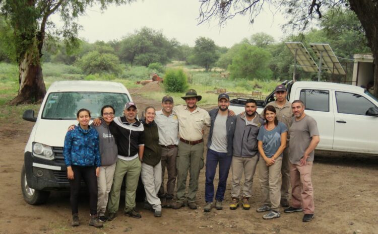 El descubrimiento de una nueva especie de roedor que comenzó con relatos locales Equipo de investigadores, becarios, técnicos, administrativos y guardaparques.