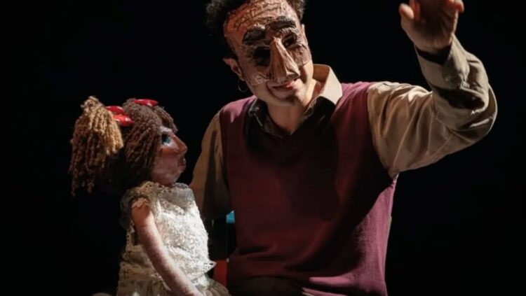 “Parada Argentina” combina teatro de actores con títeres de gomaespuma y papel maché para reconstruir la memoria de un Tano en el Río de la Plata.