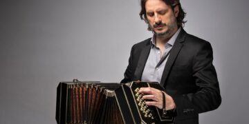 Bandoneonista, compositor y arreglador cordobés. Su álbum Retrato del aire fue nominado al Latin Grammy y lo llevó a presentarse en escenarios internacionales, integrando proyectos junto a figuras como Bizarrap y recorriendo giras por China y Europa.