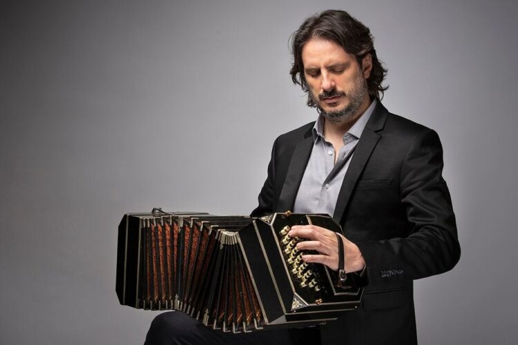 Bandoneonista, compositor y arreglador cordobés. Su álbum Retrato del aire fue nominado al Latin Grammy y lo llevó a presentarse en escenarios internacionales, integrando proyectos junto a figuras como Bizarrap y recorriendo giras por China y Europa.