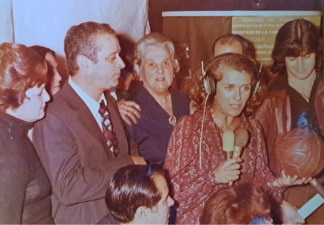 La matriz invisible: Mujeres y Memoria en la historia de la pelota de fútbol La matriz invisible: Mujeres y Memoria en la historia de la pelota de fútbol