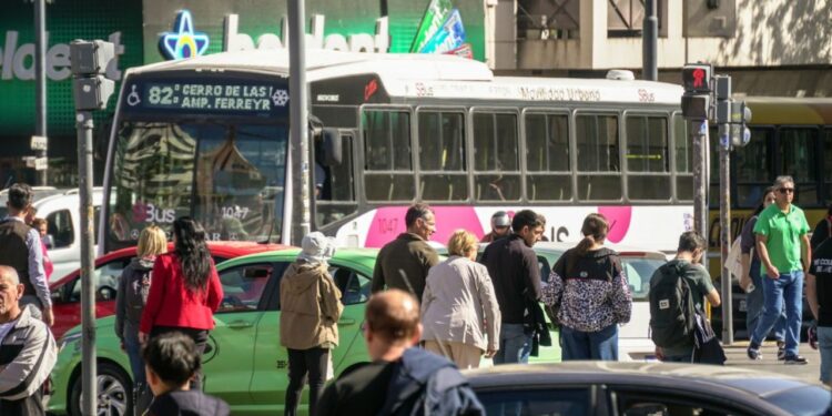 Las empresas pagarán el aguinaldo en seis cuotas y advierten por posibles recortes Las empresas del transporte urbano de Córdoba anunciaron que abonarán el aguinaldo en seis cuotas por la delicada situación financiera del sector, mientras la UTA se declaró en alerta y advirtió con posibles medidas de fuerza.