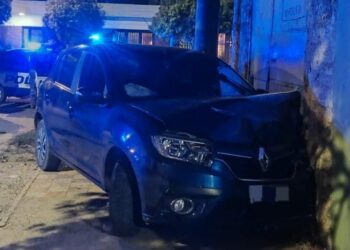 La fuga culminó cuando el auto sustraído impactó contra una pared.