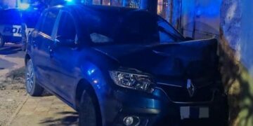 La fuga culminó cuando el auto sustraído impactó contra una pared.