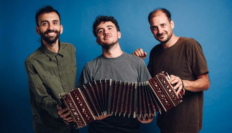 TOCH está conformado por Martín Ellena (bandoneón y voz), Juanpaio Toch (bajo, guitarras y voz) y Andrés Toch (batería y voz).