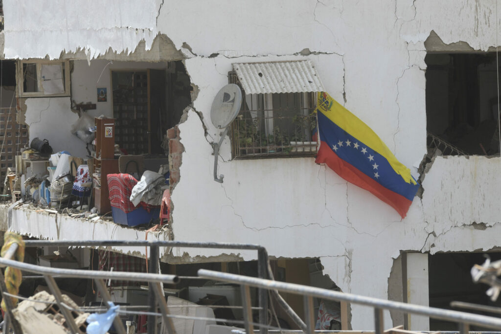 Una bandera nacional venezolana vista en un edificio residencial dañado luego de que se registraran dos terremotos, en Playa Grande, estado La Guaira, Venezuela.