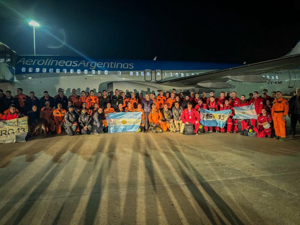 Rescatistas argentinos ya trabajan en Venezuela tras los terremotos