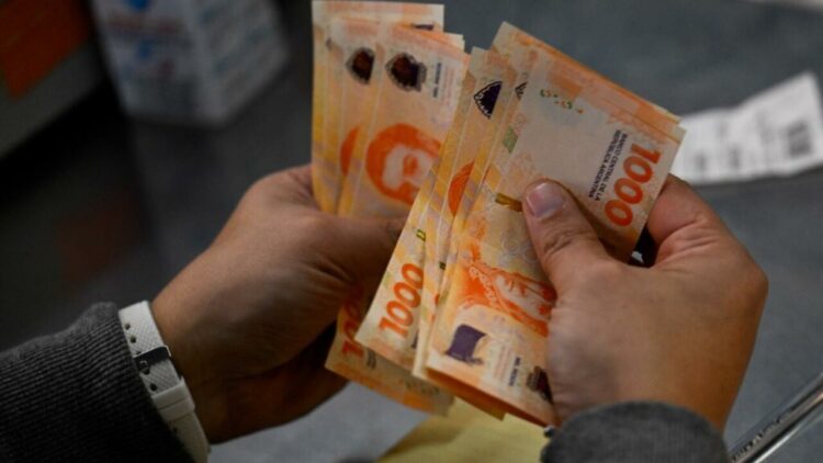 Según una encuesta nacional, la mitad de los argentinos considera que ya no puede seguir esperando mejoras económicas, en un contexto de creciente preocupación por el empleo, la pobreza y el futuro del país.
