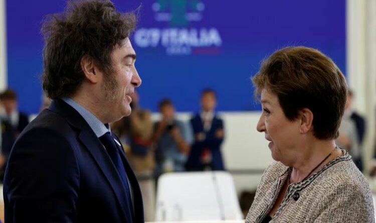 El Gobierno no alcanzó la meta fiscal acordada con el FMI tras el déficit registrado en junio El déficit fiscal registrado en junio impidió que el Gobierno alcanzara la meta de superávit comprometida con el FMI para el primer semestre, por lo que podría solicitar un waiver para mantener vigente el acuerdo.