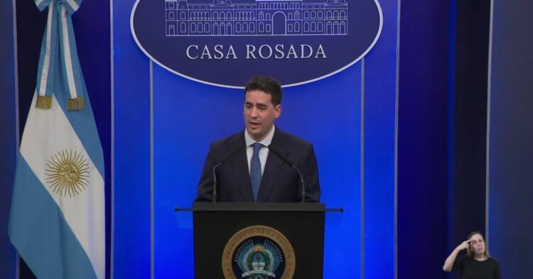 Adrian Ravier, vocero presidencial en conferencia de prensa.