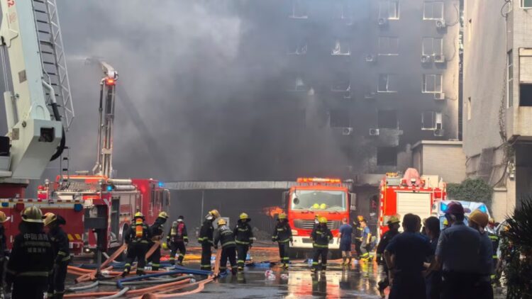 Al menos 28 personas murieron en un incendio en una fábrica de zapatos en China El siniestro afectó a la planta Fujian Huiteng Shoes en la ciudad de Jinjian.