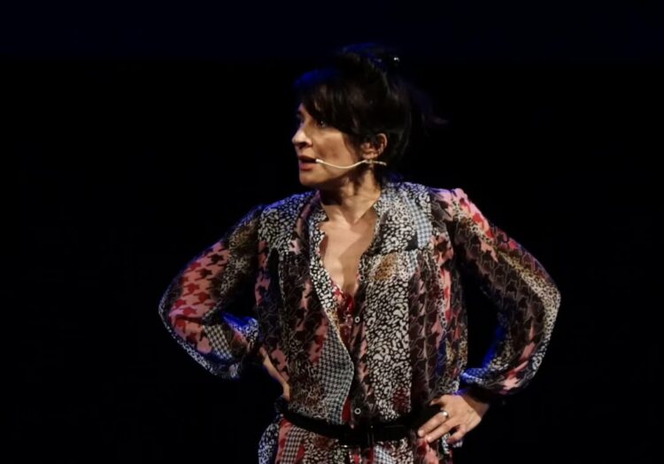 Qué puedo hacer en Córdoba este finde La actriz Anita Martínez interpreta un unipersonal escrito por Claudia Morales que indaga, desde el humor, en las contradicciones y mandatos de la vida cotidiana.