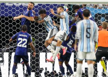 Argentina pasó por todos los estados de ánimo y eliminó con sufrimiento a Cabo Verde