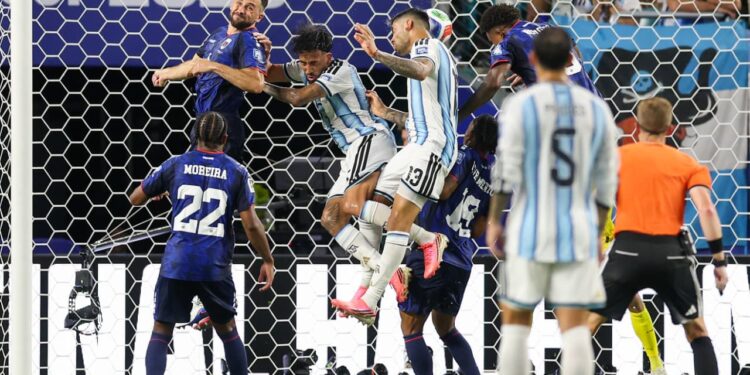Cuando todo parecía destinarse a los penales, Messi encontró la cabeza de Cristian Romero para el gol más emotivo del partido.