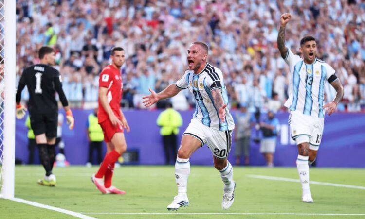 Argentina pega en el arranque y derrota 1-0 a Suiza