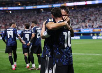Argentina perdía y con mucho orgullo se le dio vuelta heroicamente a Inglaterra: jugará la final con España