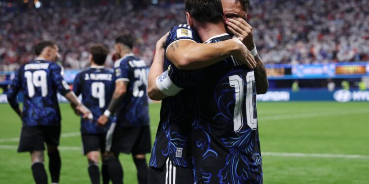 Argentina perdía y con mucho orgullo se le dio vuelta heroicamente a Inglaterra: jugará la final con España