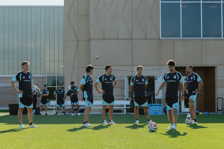 Argentina prepara el choque con Suiza y Scaloni podría meter mano en el once Lionel Scaloni y su cuerpo técnico definen si modificar nombres en el equipo titular.