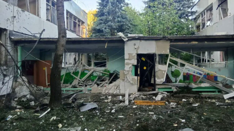 Ataques cruzados dejaron al menos 16 muertos en Rusia y Ucrania Kiev sufrió uno de los ataques más intensos de los últimos meses, mientras que Ucrania golpeó un centro logístico y una terminal petrolera en Rusia.