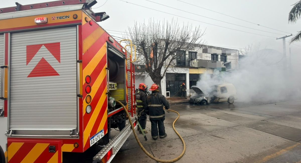 Avenida Vélez Sarsfield: una camioneta se incendió y se investigan las causas Foto: Policía de Córdoba.