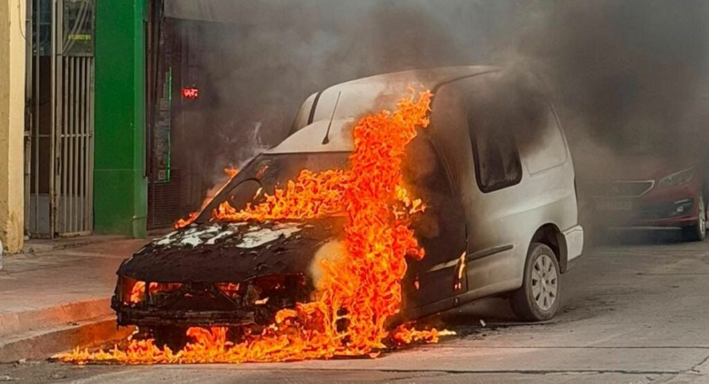 Avenida Vélez Sarsfield: una camioneta se incendió y se investigan las causas