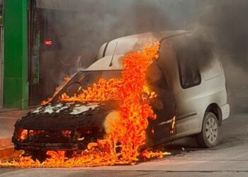 Avenida Vélez Sarsfield: una camioneta se incendió y se investigan las causas
