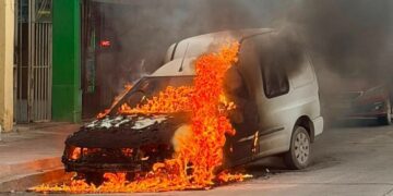 Avenida Vélez Sarsfield: una camioneta se incendió y se investigan las causas