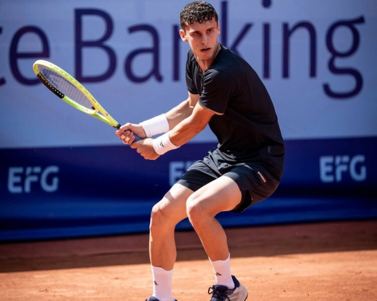Balance positivo para los argentinos en los ATP 250 Juan Manuel Cerúndolo enfrentará en cuartos a Casper Ruud, a quien ya venció el año pasado en Gstaad.