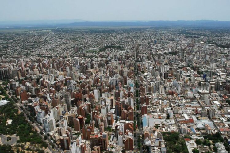 Córdoba tendrá un lunes de tiempo estable, con una mañana fresca, una tarde templada de hasta 26°C y cielo entre parcialmente nublado y despejado hacia la noche.