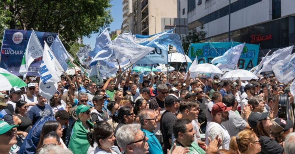 Caja de Jubilaciones: gremios exigieron a Llaryora poner fin al ajuste previsional Caja de Jubilaciones gremios exigieron a Llaryora poner fin al ajuste previsional